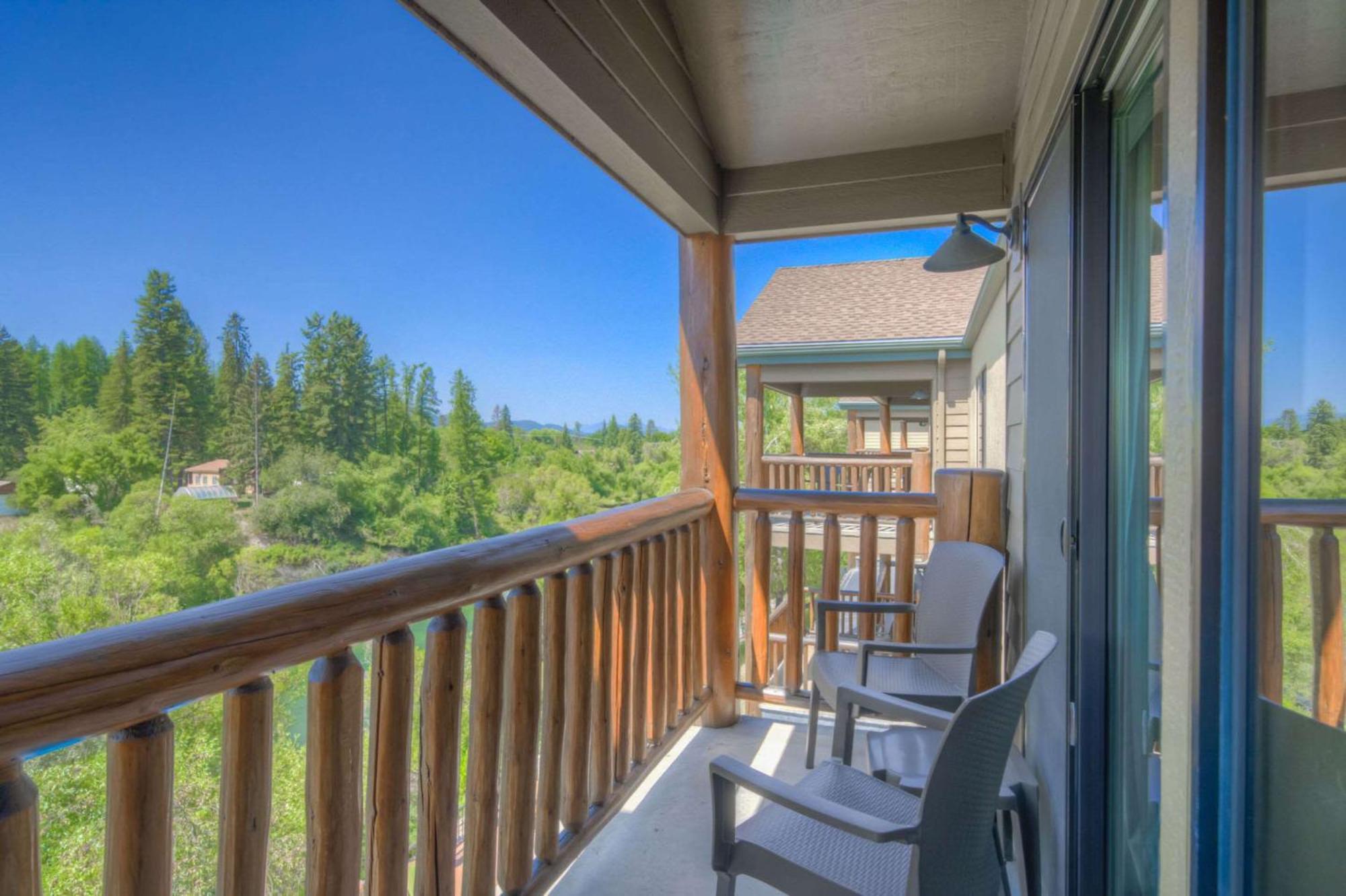 The Pine Lodge On Whitefish River מראה חיצוני תמונה